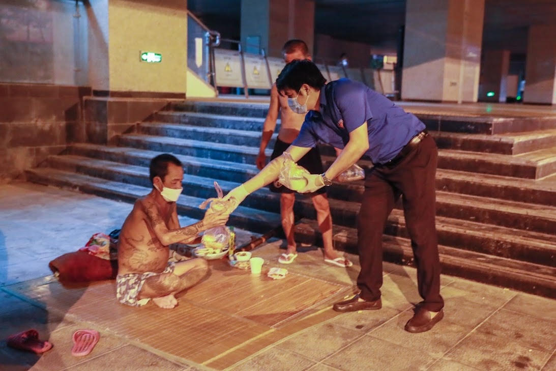 Ông Nguyễn Hồng Toàn xúc động nhận phần cơm của Báo Đại Đoàn Kết trao.