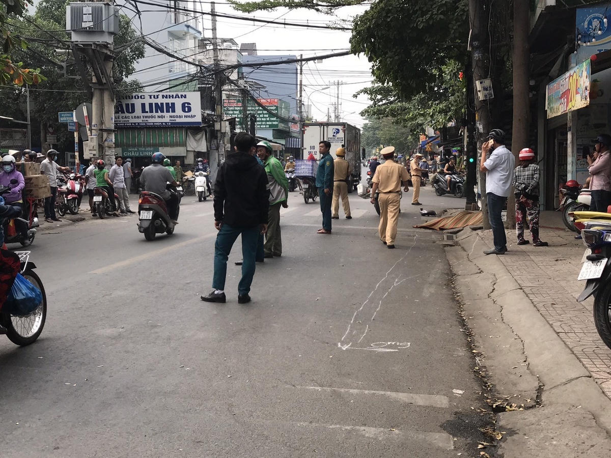 Công an khám nghiệm hiện trường. Ảnh: TL.