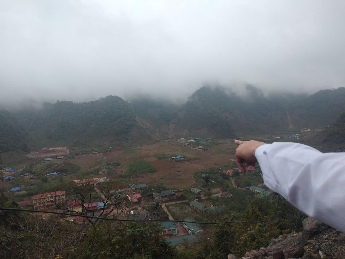 Xã Hang Kia nằm lọt thỏm trong một thung lũng bốn bề là núi và quanh năm mây mù bao phủ.