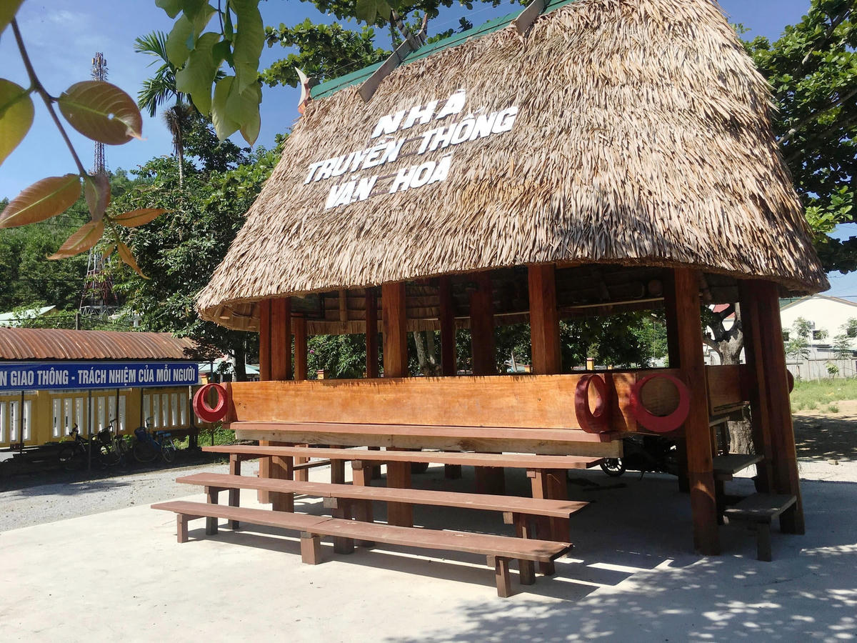 Nhà Gươl trong trường học là nơi gìn giữ những giá trị văn hóa truyền thống của đồng bào Cơ Tu.  