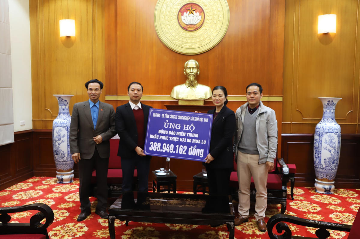 Phó Chủ tịch Trương Thị Ngọc Ánh tiếp nhận ủng hộ từ Tổng Công ty Công nghiệp Tàu thủy Việt Nam.