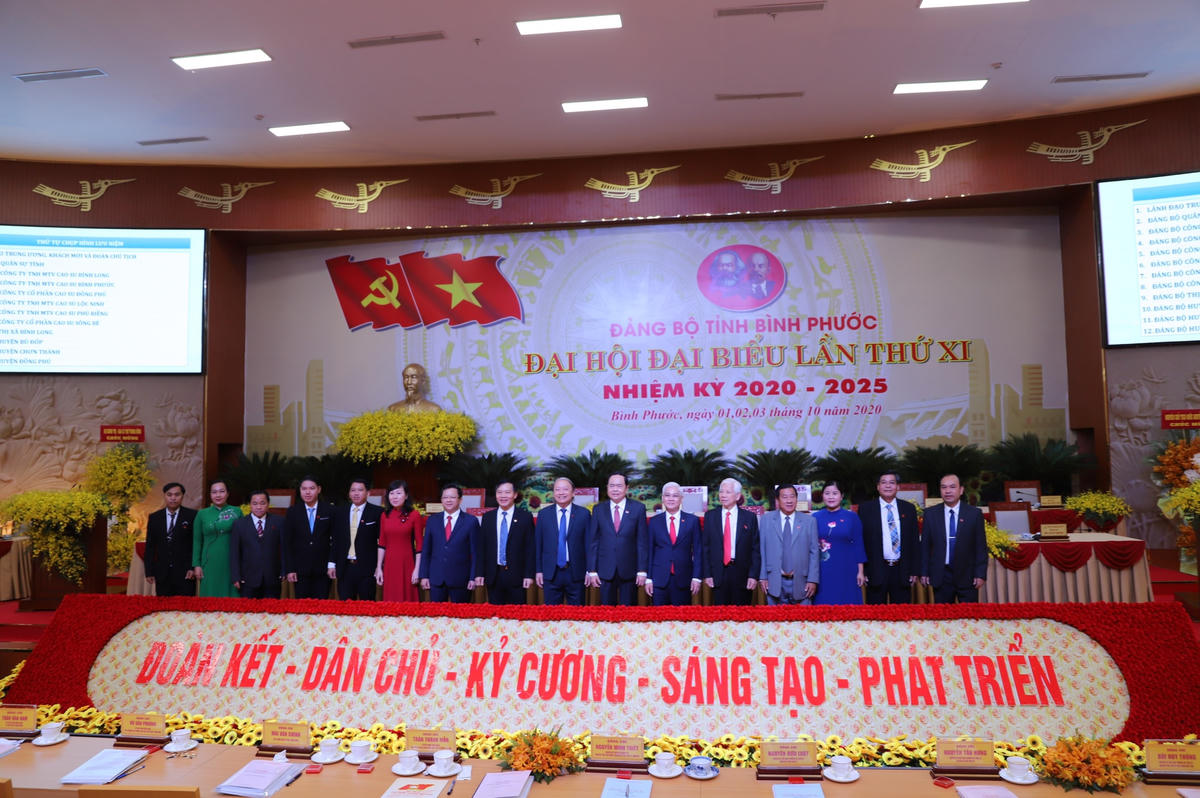Các đại biểu dự đại hội chụp ảnh lưu niệm.