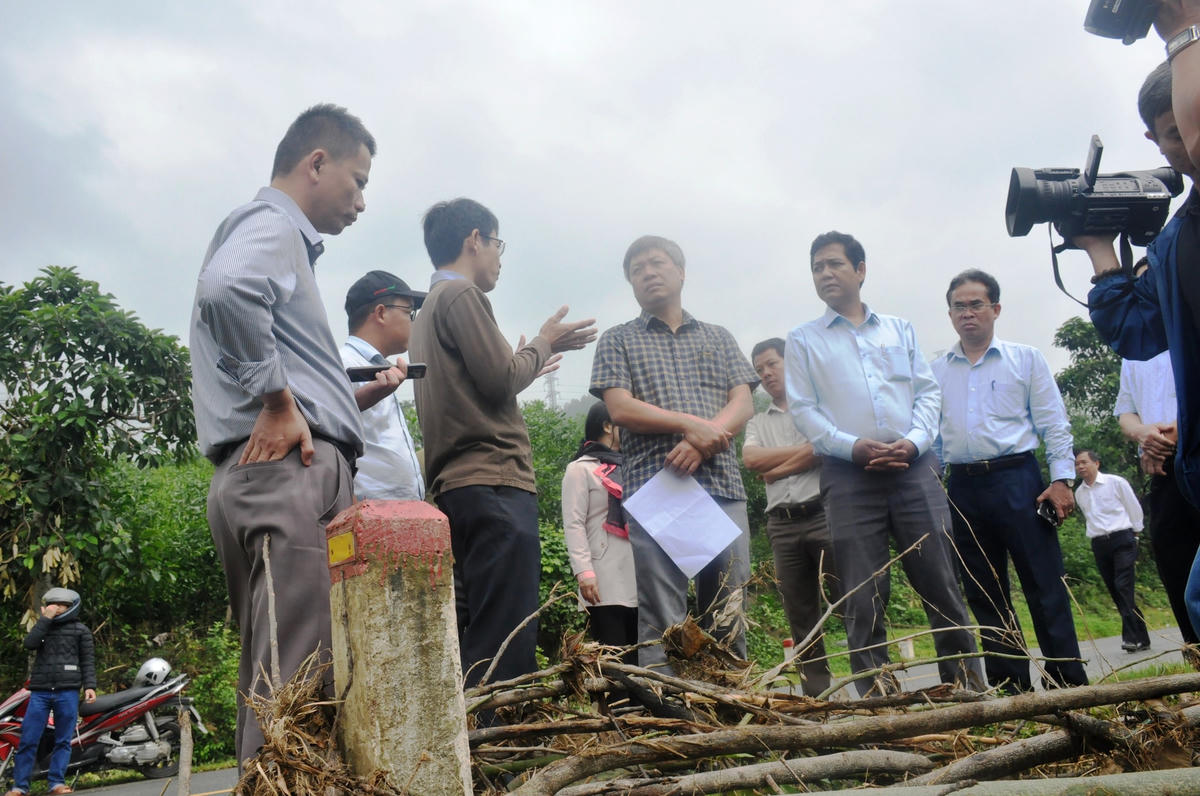 Lãnh đạo tỉnh khảo sát thiệt hại sau vụ Đăk Mi 4 xả lũ.