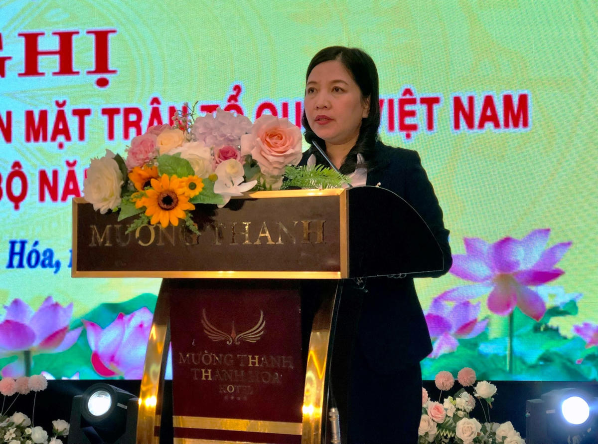 Bà Phạm Thị Thanh Thủy, Chủ tịch UBMTTQ, Trưởng ban Dân Vận tỉnh Thanh Hóa đóng góp ý kiến tham luận tại hội nghị.