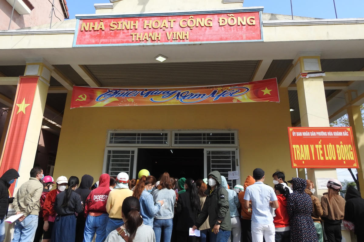 Cảnh chen chúc, chờ đợi tại Trạm y tế lưu động ở ngã ba đường Âu Cơ và đường 10 B Khu công nghiệp Hòa Khánh, quận Liên Chiểu, Đà Nẵng sáng 8/3. Ảnh: Bình Nguyên.