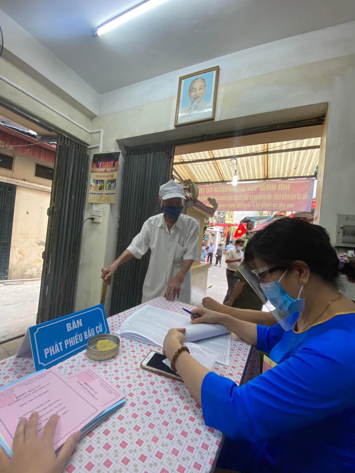 Cụ Đỗ Đình Tiêm, cử tri cao tuổi nhất Tổ bầu cử số 6 đến bỏ phiếu từ rất sớm.