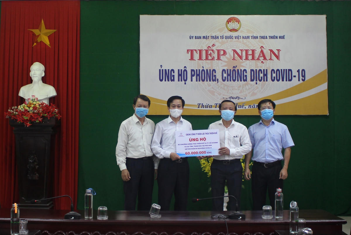Phó Chủ tịch Thường trực Ủy ban MTTQ Việt Nam tỉnh Nguyễn Hữu Lạc (thứ 2 trái sang) tiếp nhận 60 triệu đồng từ đại diện Điện lực Thừa Thiên - Huế.