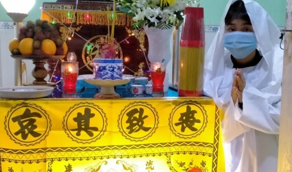 Chị Ngô Phượng đứng trước linh cữu cửa cha.