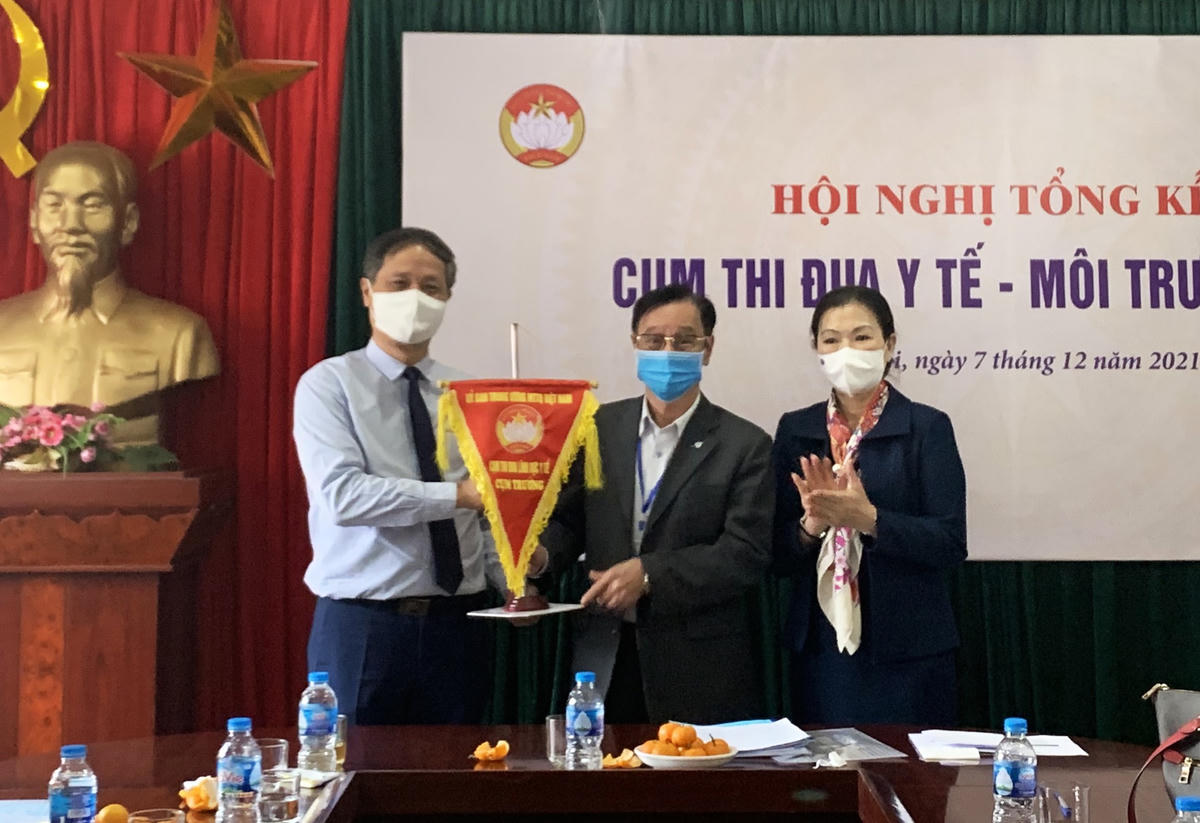 PGS. TS Phạm Bá Nhất, Chủ tịch Hội Kế hoạch hóa gia đình Việt Nam trao cờ luân lưu cho đơn vị Cụm trưởng năm 2022.