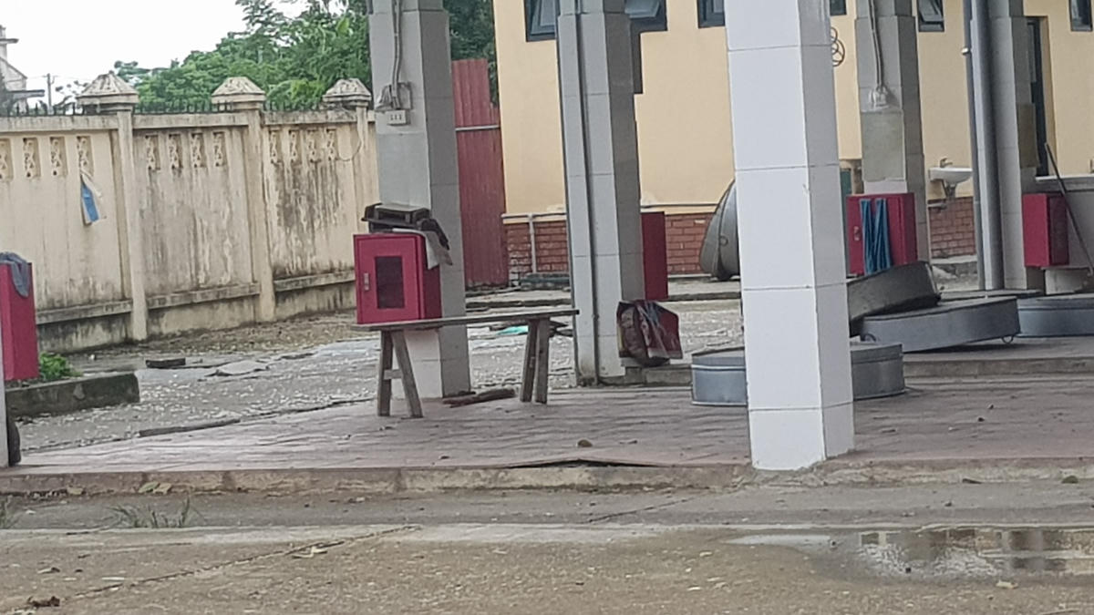 Hộp chứa dụng cụ chữa cháy được trưng bày mang tính hình thức
