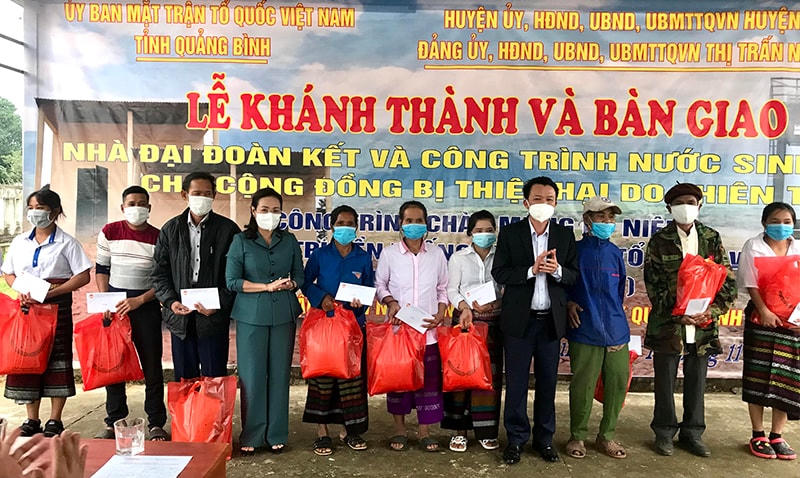 Ủy ban MTTQ Việt Nam tỉnh Quảng Bình phối hợp với huyện Bố Trạch tổ chức bàn giao nhà Đại đoàn kết và công trình nước sạch cho người dân ở bản Khe Ngát.