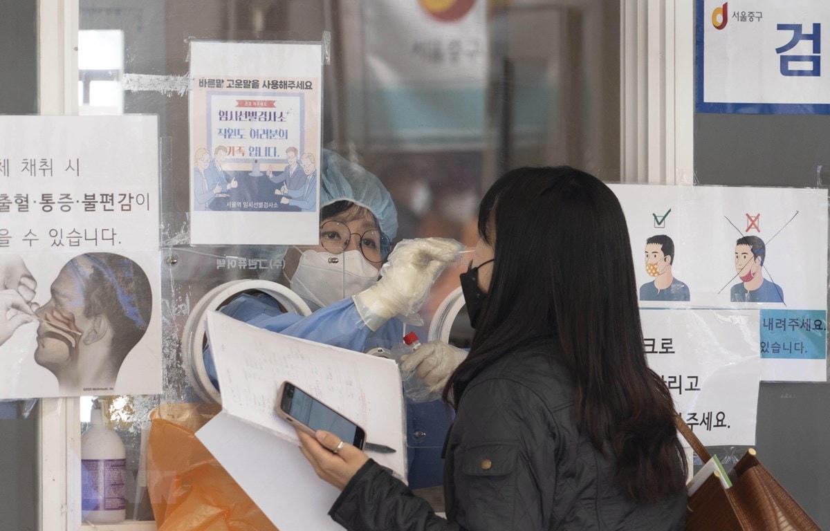 Dù dịch đã lắng xuống nhưng người dân Seoul (Hàn Quốc) vẫn chủ động lấy mẫu xét nghiệm SARS-CoV-2.