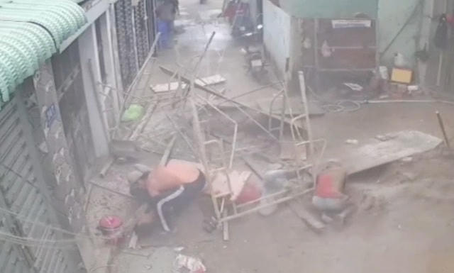 3 công nhân bị giàn giáo và vật liệu đè lên người.