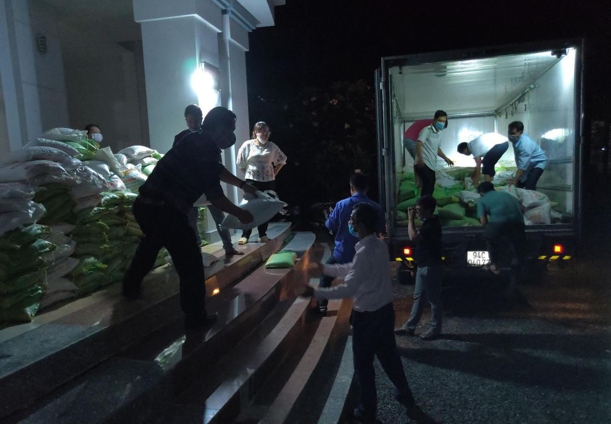 Chuyển hàng lên hỗ trợ bà con đồng hương tại TP Hồ Chí Minh, Bình Dương, Đồng Nai.