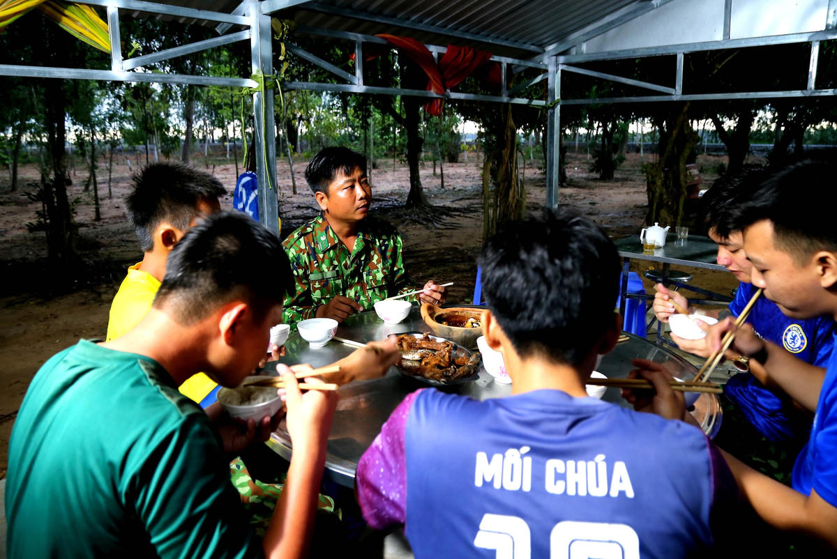 Bữa cơm vội của Đội kiểm soát kênh Tân Thành.