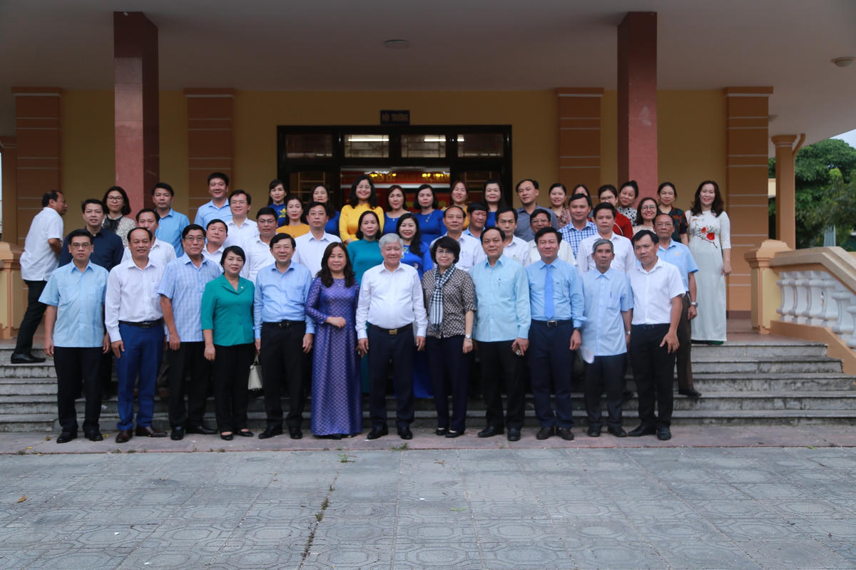 Đoàn chụp ảnh lưu niệm.