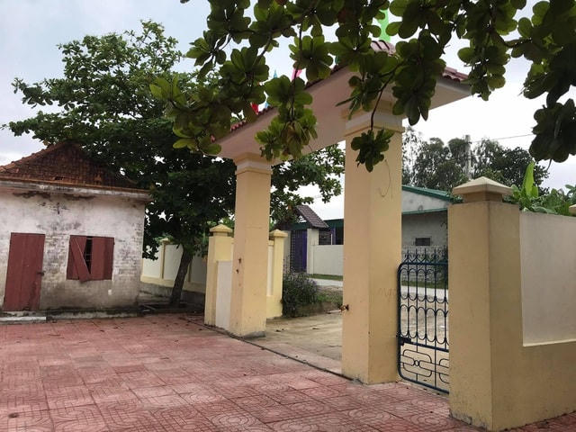 Cổng trường được làm bằng sắt kéo đẩy bất ngờ đổ sập.