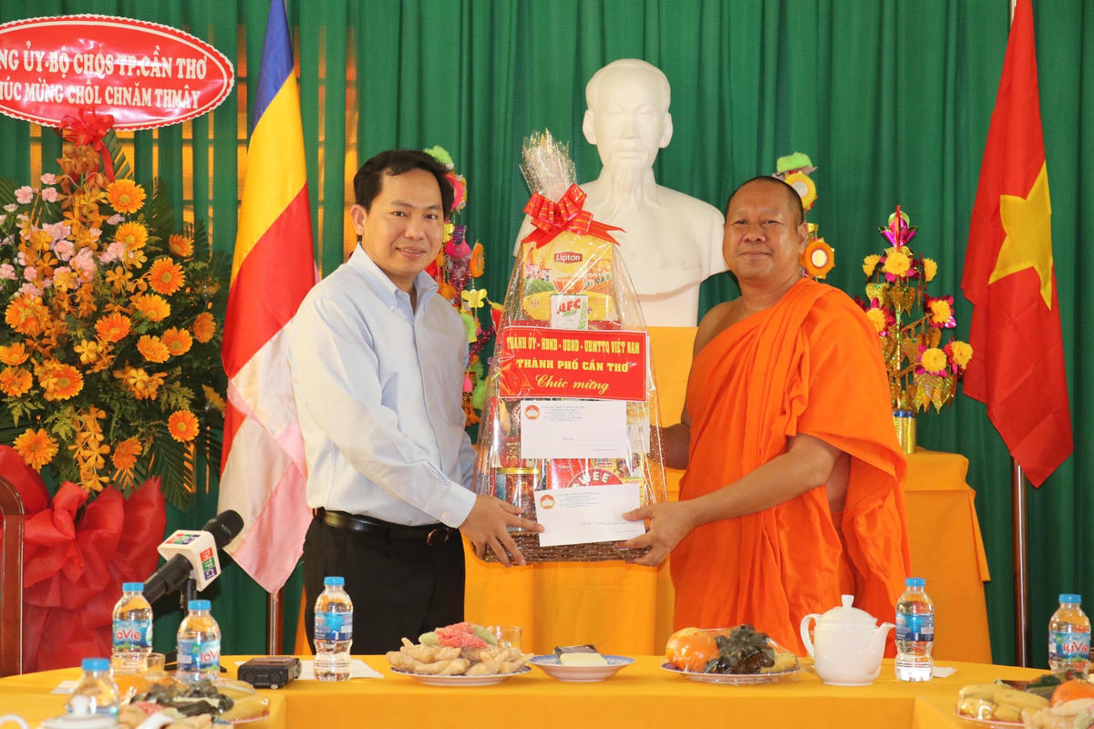 Ông Lê Quang Mạnh, Bí thư Thành ủy Cần Thơ tặng quà cho Hội Đoàn kết Sư sãi TP Cần Thơ.