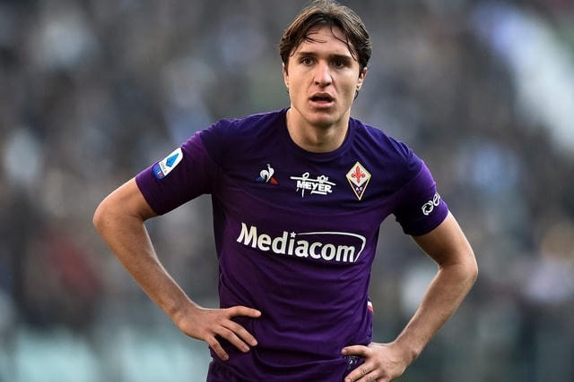 Tiền đạo Federico Chiesa gia nhập Juventus từ Fiorentina theo dạng cho mượn trong 2 năm với giá trị 10 triệu euro. Đi kèm với đó là điều khoản bắt buộc mua đứt với số tiền 40 triệu euro nếu những điều kiện nhất định được đáp ứng.