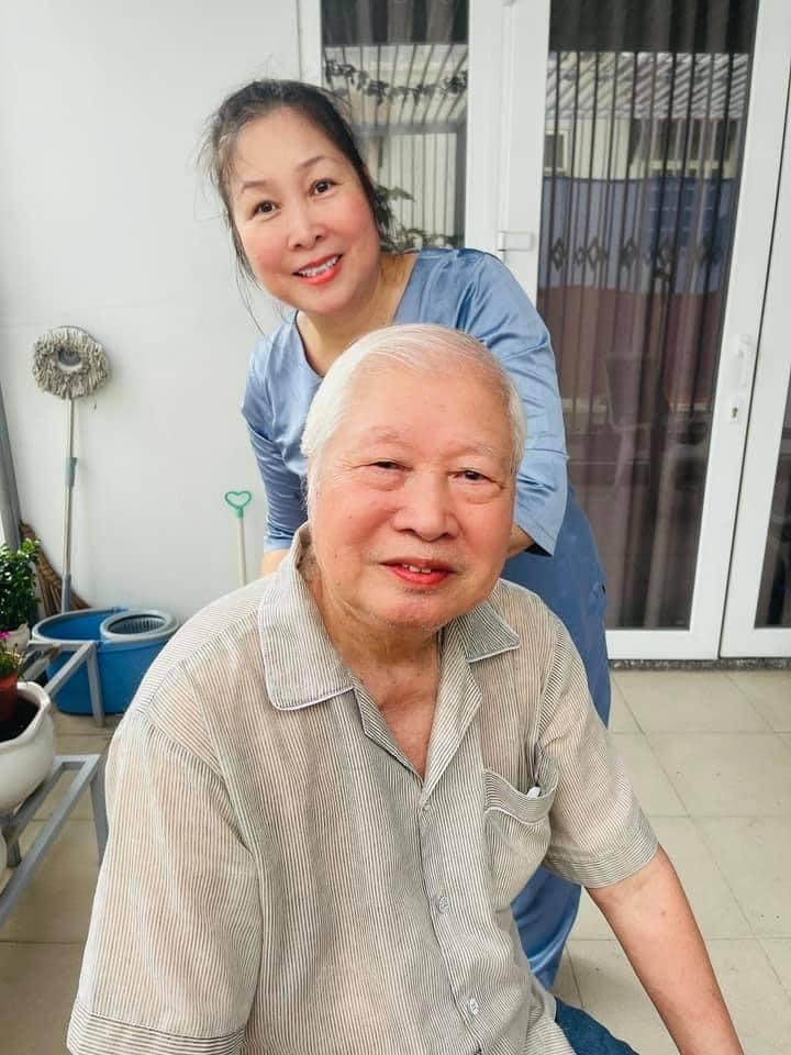 Nghệ sĩ Hồng Vân chia sẻ hình ảnh tự cắt tóc cho bố, chị vui vẻ: “Cắt tóc cho Bố ...Bố cho 50 ngàn. Bố bảo đấy là Bố bo thêm 20 ngàn á vì Bố cắt ở vỉa hè có 30 ngàn thôi”.