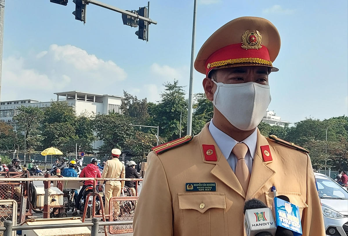 Thiếu tá Nguyễn Văn Khương, Đội phó Đội CSGT đường sắt (Phòng CSGT, Công an TP Hà Nội) trả lời báo chí.