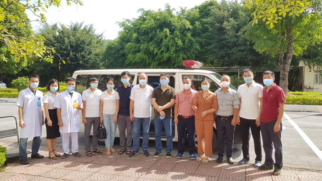 Lãnh đạo Bệnh viện Sản Nhi Quảng Ninh chia tay đoàn công tác trước khi lên đường chi viện cho TP Hồ Chí Minh chống dịch. Ảnh: Bệnh viện Sản Nhi Quảng Ninh.