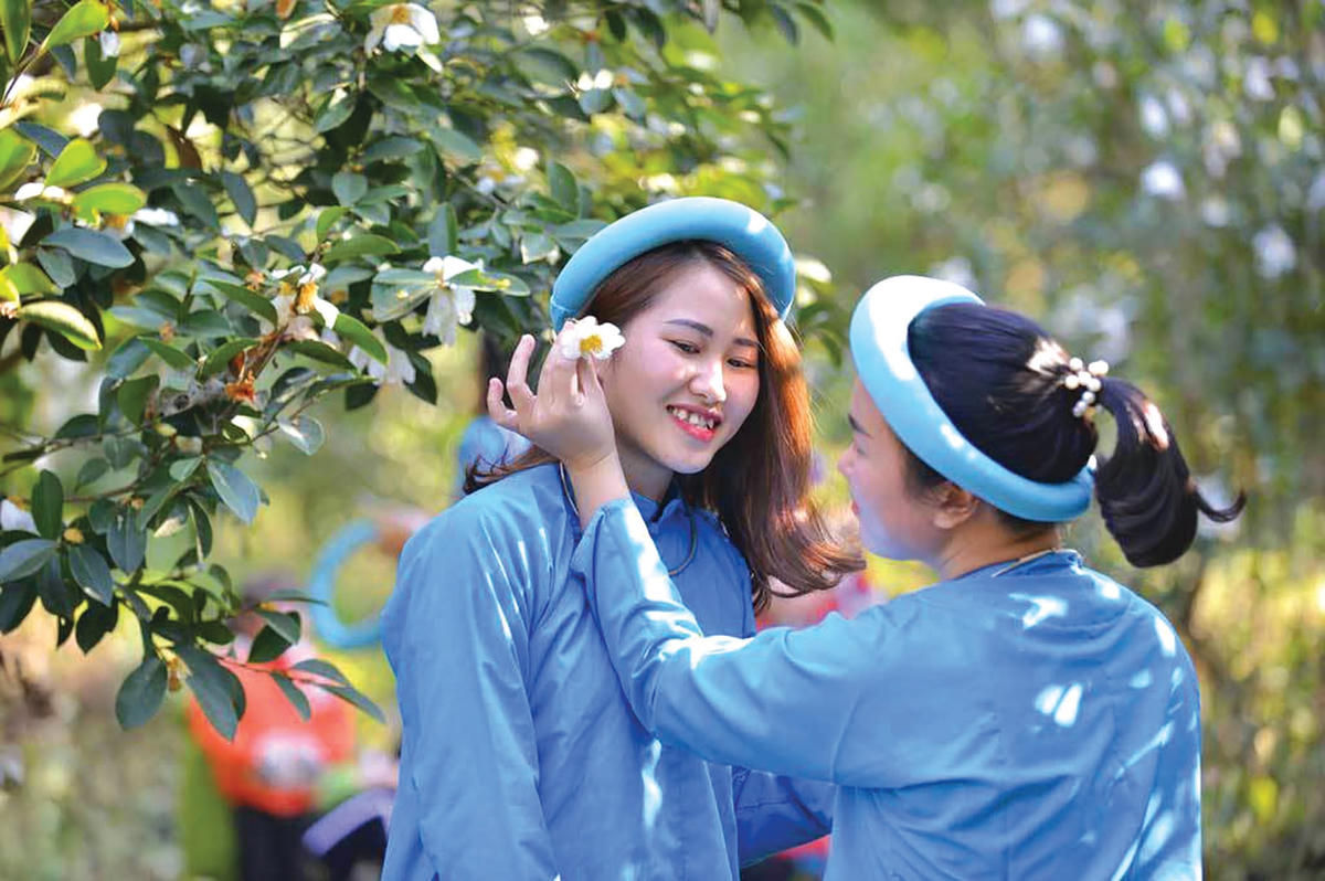 Làm duyên với hoa sở.