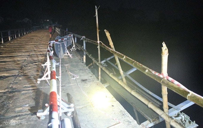 8 m lan can bị ô tô húc gãy đang được rào tạm để sửa chữa. Ảnh: Nguyễn Hải.