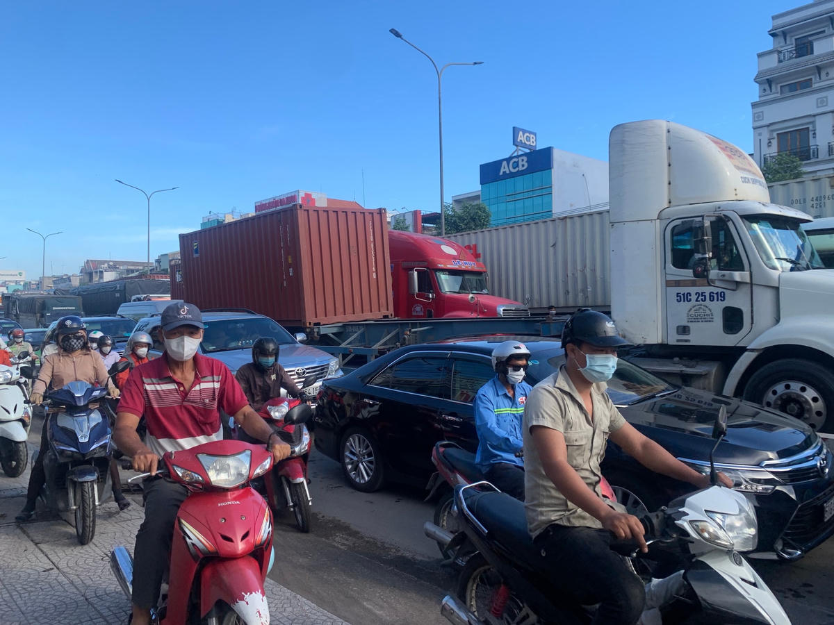 Xe máy, ô tô chen chúc nhau tạo nên khung cảnh hỗn loạn.