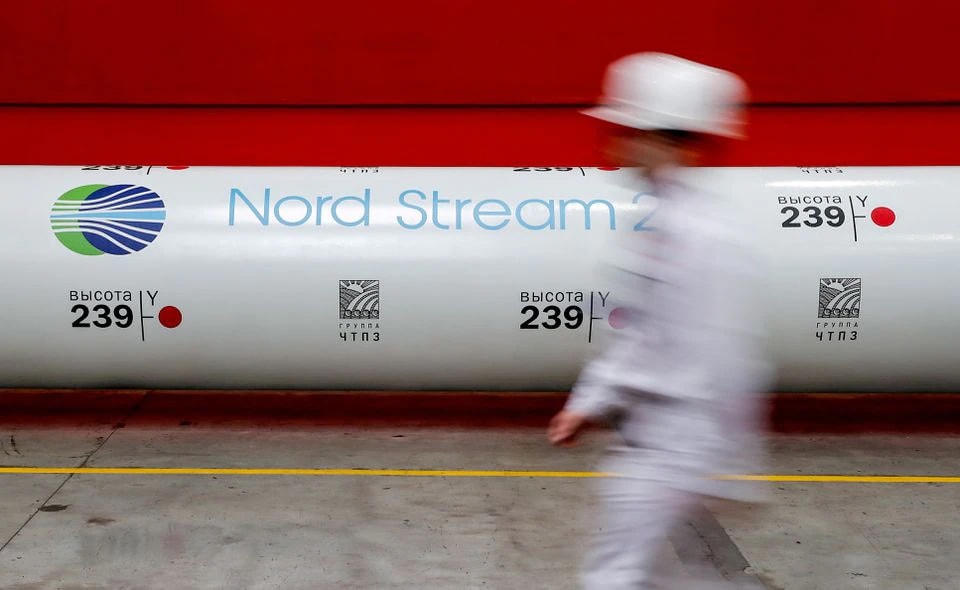 Logo của dự án đường ống dẫn khí Nord Stream 2 được nhìn thấy trên một đường ống tại nhà máy cán ống Chelyabinsk ở Chelyabinsk, Nga. Ảnh: Reuters.