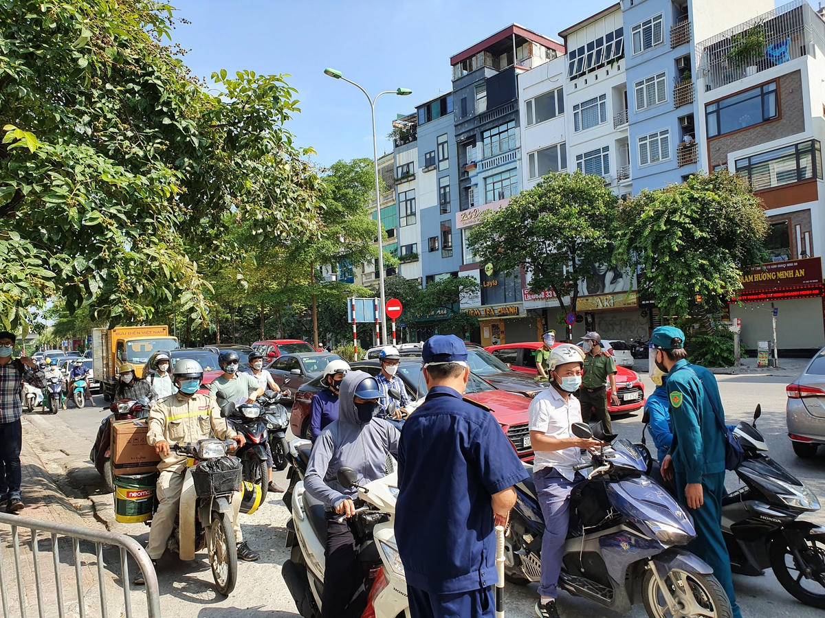 Rất đông các phương tiện di chuyển qua chốt kiểm soát vào trung tâm thành phố sáng nay.