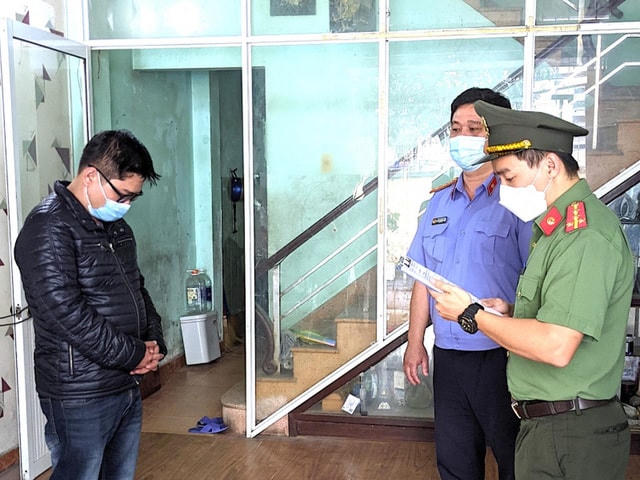 Công an đọc lệnh khởi tố, bắt giam Nguyễn Văn Minh Thọ, Giám đốc Công ty TNHH MTV Dịch vụ và du lịch TNA Service. Ảnh: Công an Đà Nẵng.