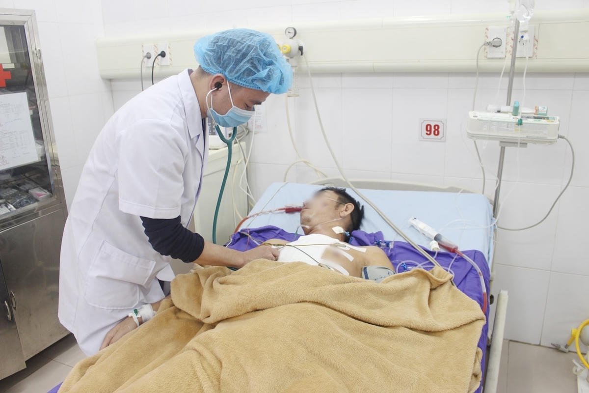 Sau mổ ngày thứ nhất, bệnh nhân hiện hồi phục tốt, tỉnh táo, đã được rút ống thở, các chỉ số tim mạch và xét nghiệm trong giới hạn bình thường. Ảnh: Báo Quảng Ninh.