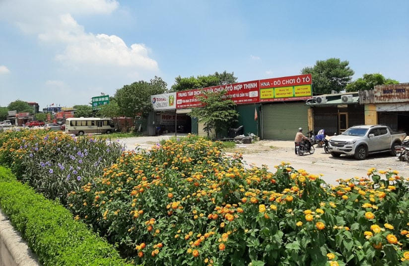 Dù được lên kế hoạch đầu tư gần 20 năm nhưng tới nay mới chỉ có đoạn ngắn được hoàn thành, hai bên đường vẫn là nhà tạm, nhảy dù của các hộ dân lấn chiếm.