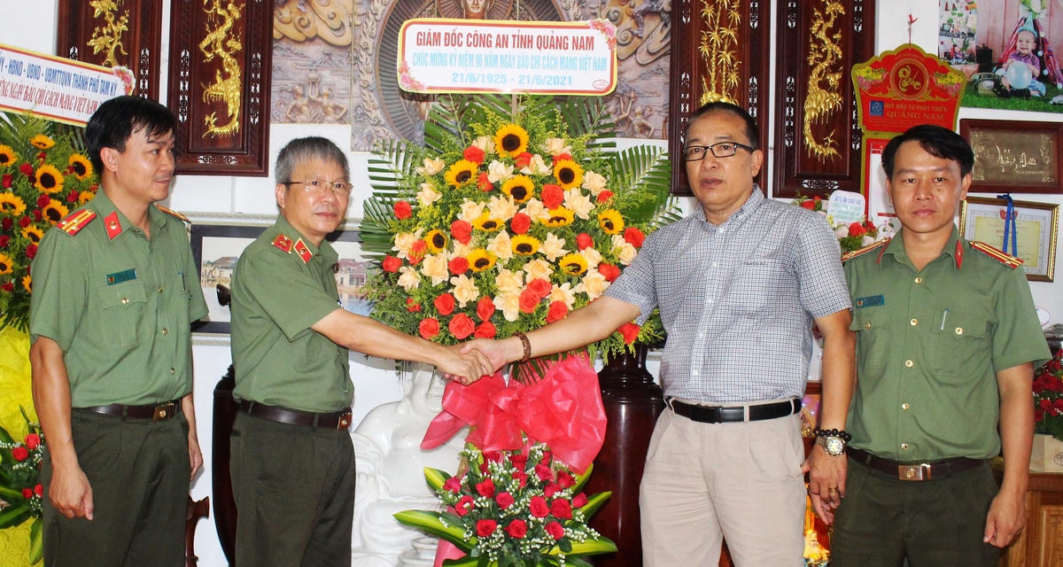 Thiếu tướng Nguyễn Đức Dũng thăm, chúc mừng Văn phòng báo Đại Đoàn Kết.