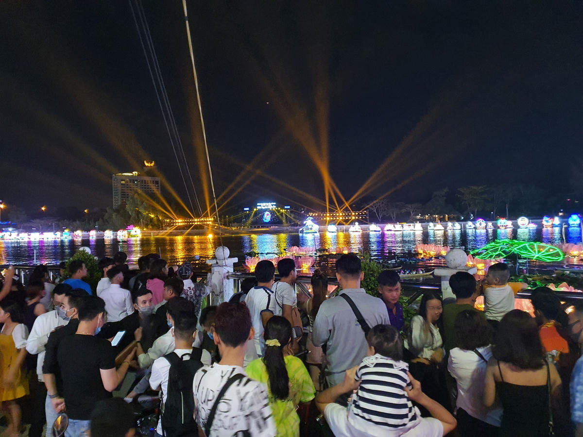 Bến Ninh Kiều chật cứng người đi xem hội.