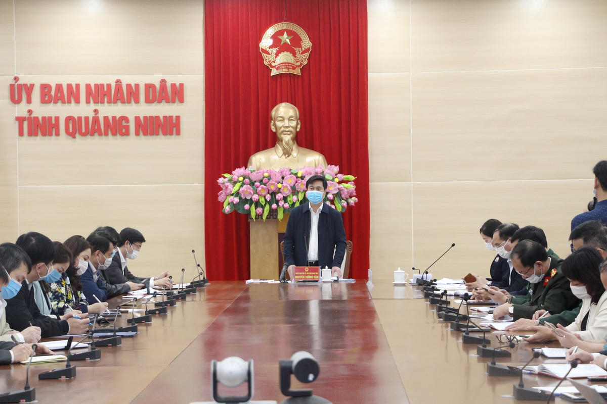 Ông Nguyễn Tường Văn, Phó Bí thư Tỉnh ủy, Chủ tịch UBND tỉnh Quảng Ninh, Phó Trưởng ban Chỉ đạo tỉnh Quang Ninh chủ trì cuộc họp.
