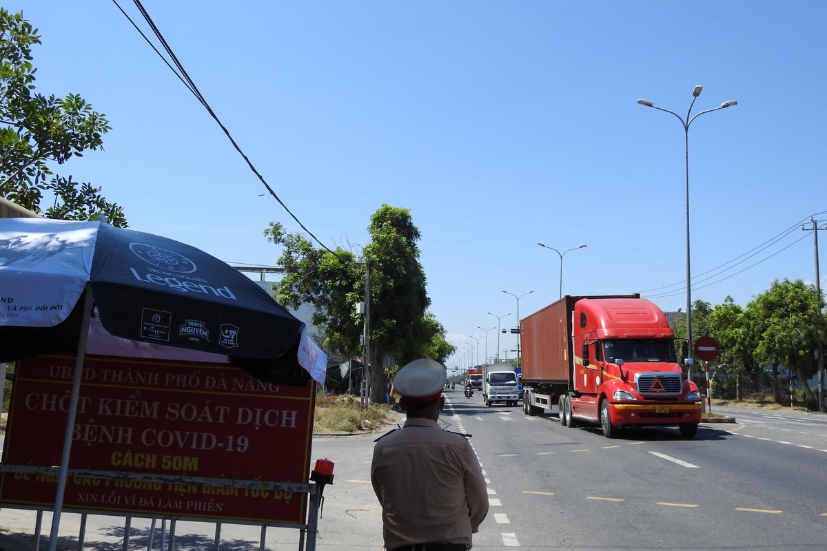 CSGT làm nhiệm vụ tại chốt kiểm soát phòng, chống dịch Covid-19 trên QL 1A cửa ngõ phía Nam Đà Nẵng. Ảnh B.Nguyên.