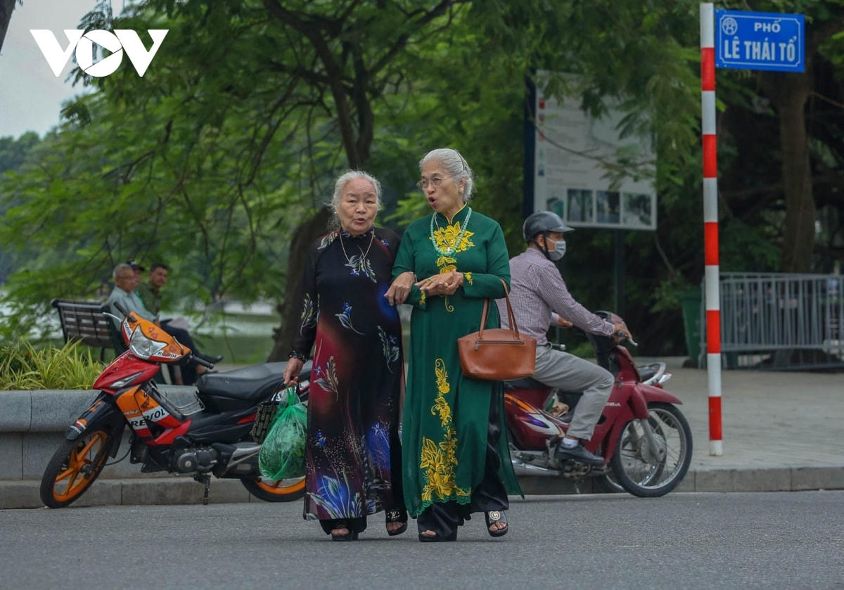 Tiết Thu se se lạnh là khoảng thời điểm lý tưởng để các bà, các mẹ và chị em phụ nữ diện những bộ áo dài truyền thống phố xuống phố.