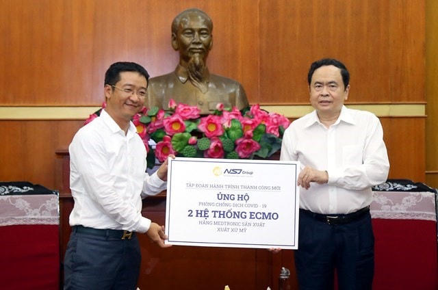 Chủ tịch Trần Thanh Mẫn tiếp nhận ủng hộ từ Tập đoàn Hành trình Thành Công Mới (NSJ Group). Ảnh: Kỳ Anh.
