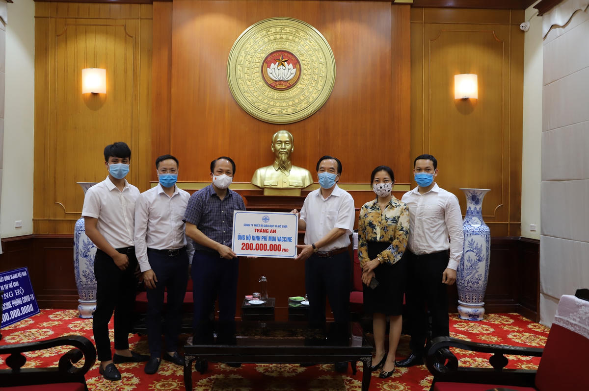 Phó Chủ tịch Ngô Sách Thực tiếp nhận ủng hộ từ Công ty Thiết bị giáo dục và đồ chơi Tràng An.