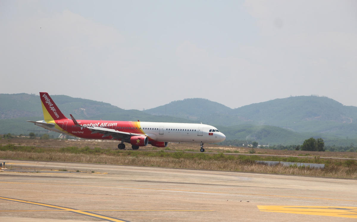 Một máy bay hạ cánh ở sân bay Chu Lai.