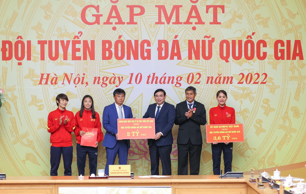 Các Mạnh thường quân trao tài trợ.
