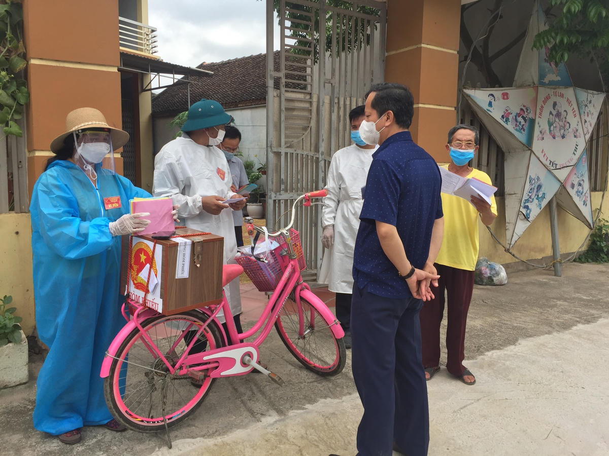 Phó Chủ tịch Ủy ban MTTQ Việt Nam tỉnh Bắc Giang Giáp Ngọc Giang kiểm tra, giám sát bầu cử tại xã Tự Lạn, huyện Việt Yên - địa phương đang thực hiện cách ly xã hội theo Chỉ thị 16 của Thủ tướng Chính phủ.