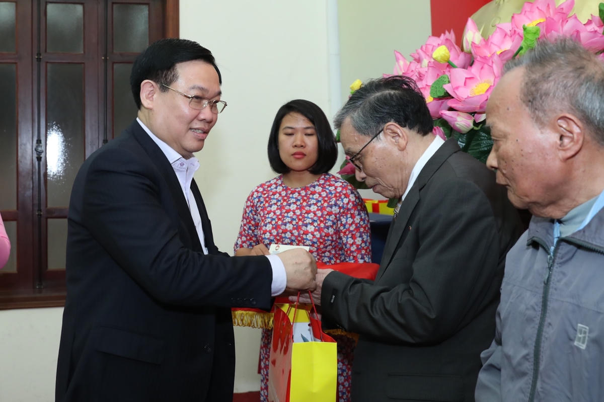 Bí thư Thành ủy Hà Nội Vương Đình Huệ tặng quà cho các cụ cao tuổi trong tổ dân phố số 6.