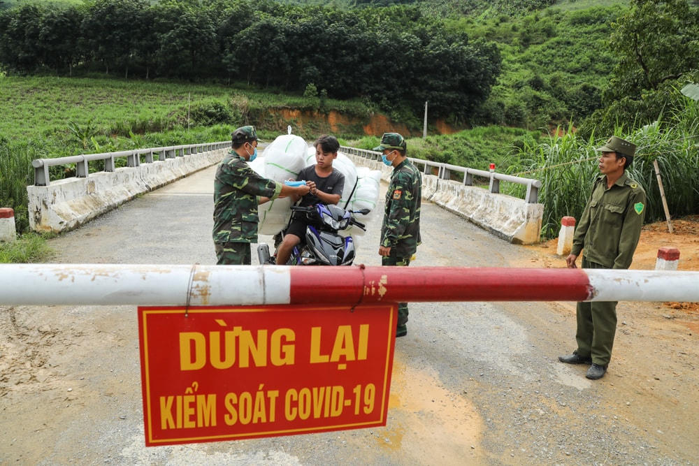 Bộ đội Biên phòng Bản Lầu phát khẩu trang cho người dân tại chốt tuần tra.