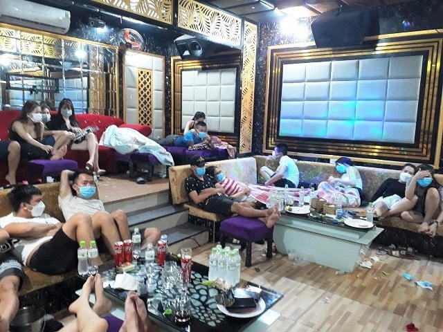 Các đối tượng trong quán karaoke Luxury.