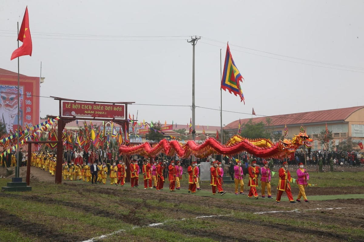 [ẢNH] Chủ tịch nước xuống đồng cày ruộng đầu năm mới