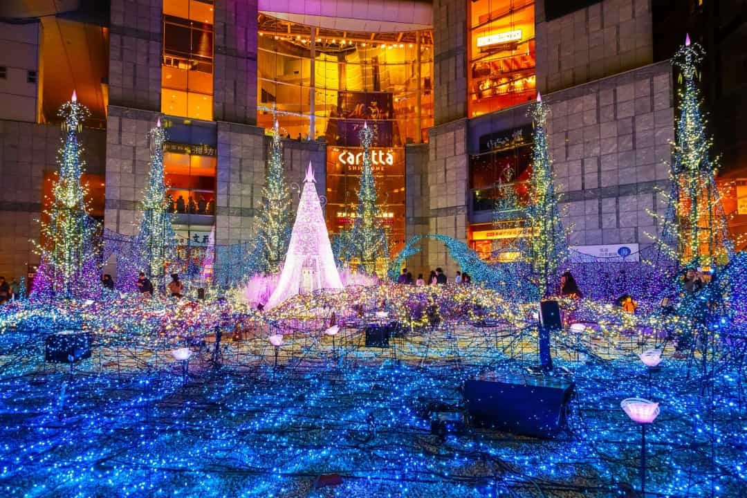 Nhật Bản - Caretta Shiodome là một trung tâm mua sắm tuyệt vời để ghé thăm bất cứ lúc nào trong năm, nhưng trong mùa lễ hội, những người mua sắm sẽ được chào đón bằng một màn trình diễn đặc biệt của cây thông Noel.