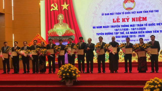 Nhiều cá nhân, tập thể đón nhận Kỷ niệm chương và Bằng khen của UBTƯ MTTQ Việt Nam.  